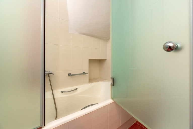 Bathroom 4, Cave Sand, South Aegean