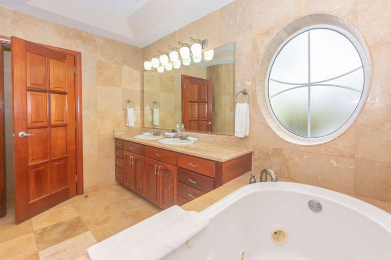 Bathroom 3, Lawson Rock - Parrotfish 106, Roatán