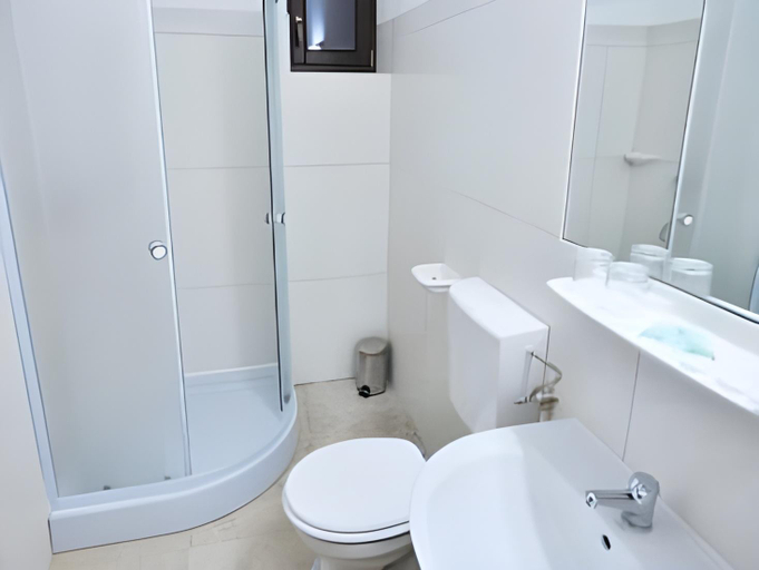 Bathroom 3, Camves Inn, Sarasau