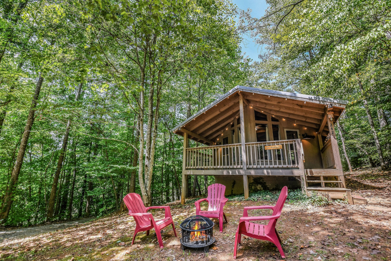 Exterior & Views, Light'n Bug Bungalow 1 Bedroom Cabin by RedAwning, Blount