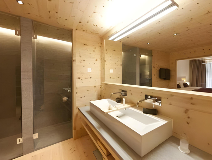 Bathroom 3, Relais & Chateaux IN LAIN Hotel Cadonau, Inn