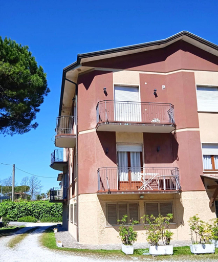 ISA- Holiday Home Il Pontile in Marina di Massa, apartments with private outdoor area, just 400 mete, Massa Carrara