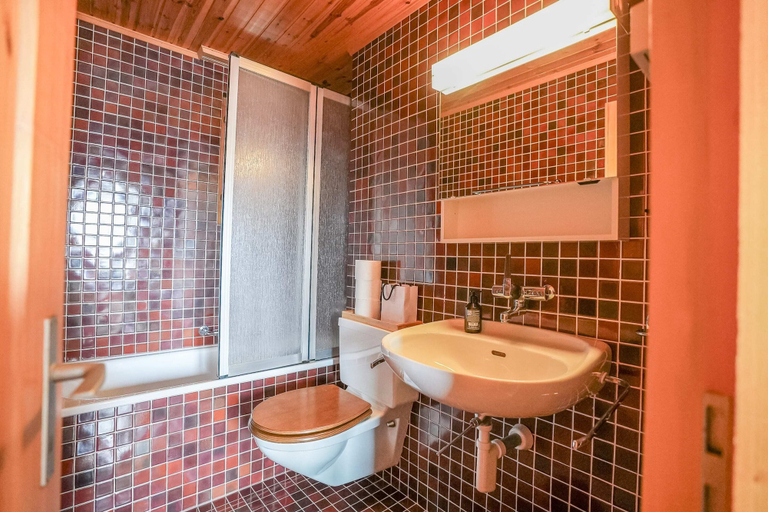 Bathroom, Gunneheim Attika, Raron