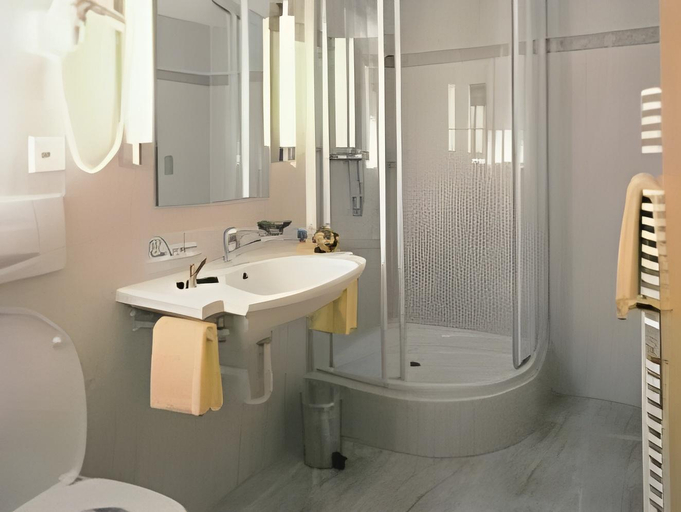 Bathroom 4, Hotel Portjengrat, Visp