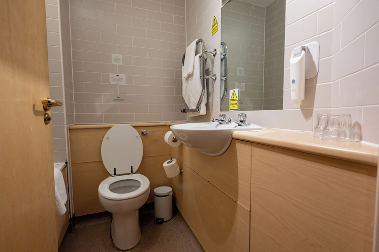 Bathroom 3, Fernhurst Lodge by Greene King Inns, Blackburn with Darwen
