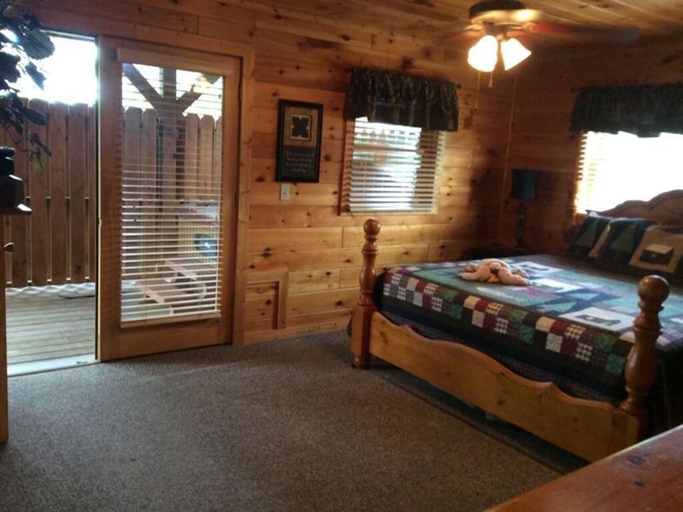 Bedroom 2, Spacious Party Hut Near Attractions by Redawning, Sevier