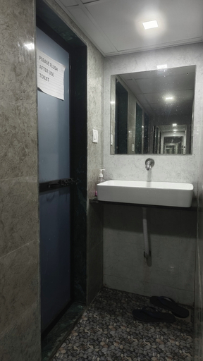 Bathroom 3, Green Apple PG & Dormitory, Mumbai Suburban