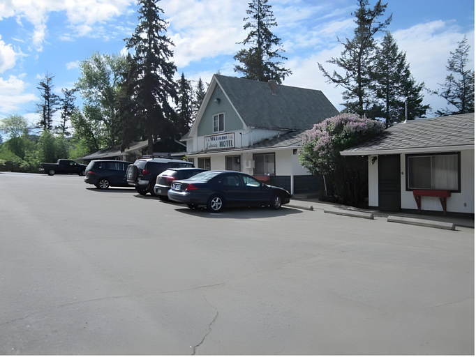 Others 5, Lakeside Motel, Cariboo