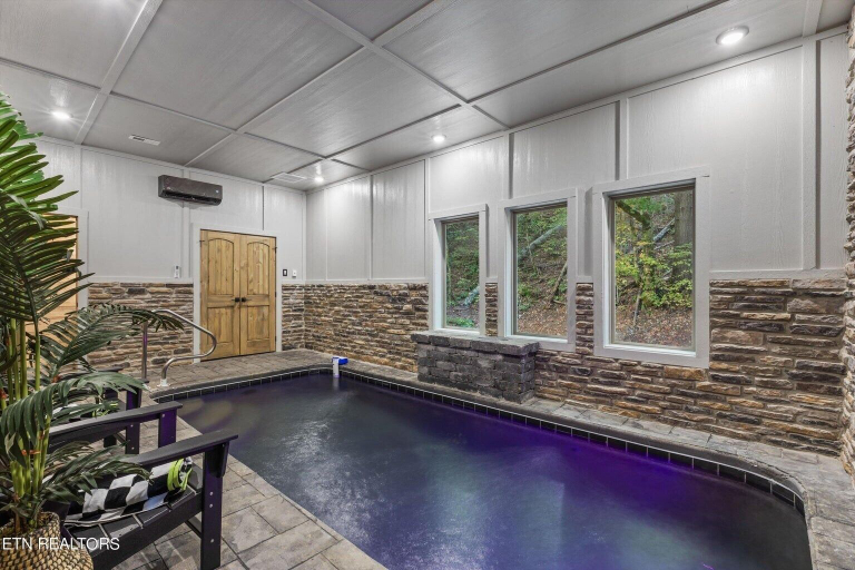 Sport & Beauty 1, Burch's Bear Splash 4 Bedroom Cabin, Sevier