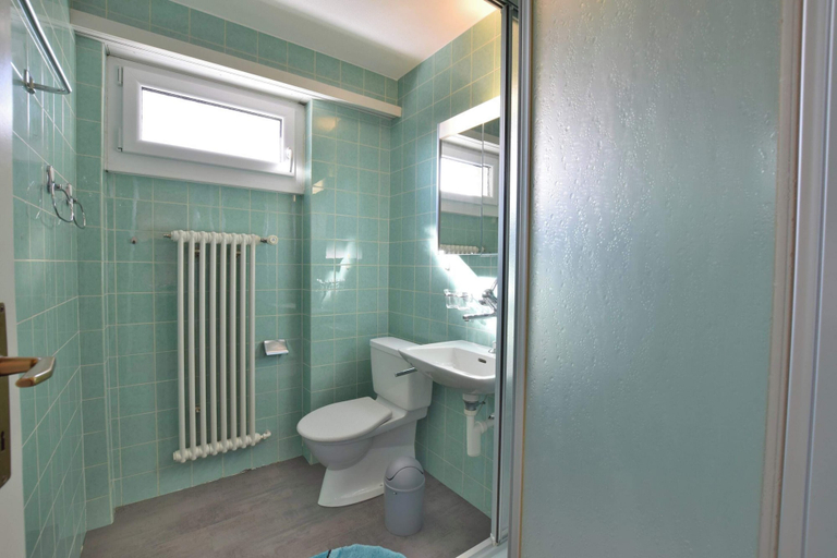 Bathroom 3, Waldesrand, Raron