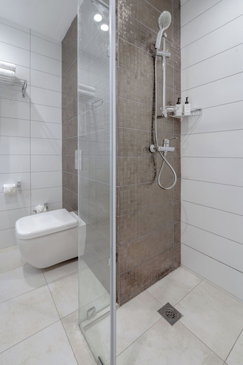 Bathroom 3, Eden Gardens Hotel, Accra