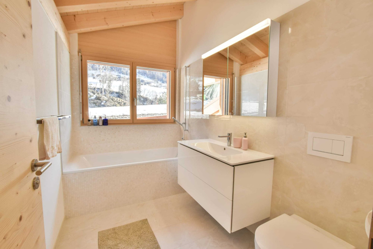 Bathroom 3, Milachra Penthouse, Goms