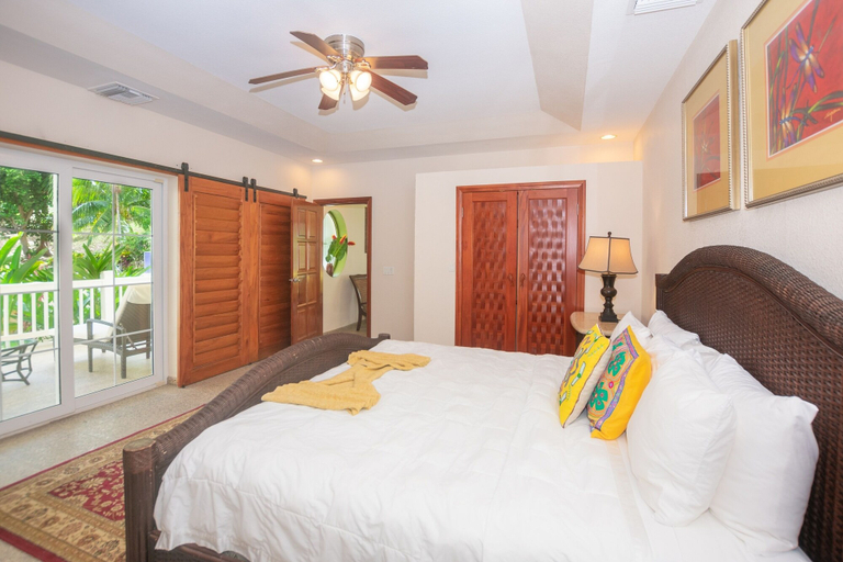 Bedroom 2, Lawson Rock - Parrotfish 106, Roatán