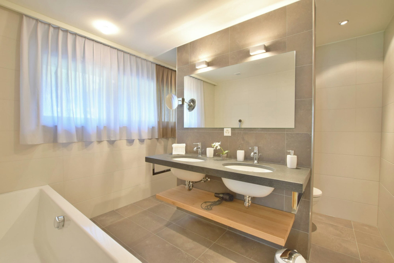 Bathroom 3, Royal B26, Raron