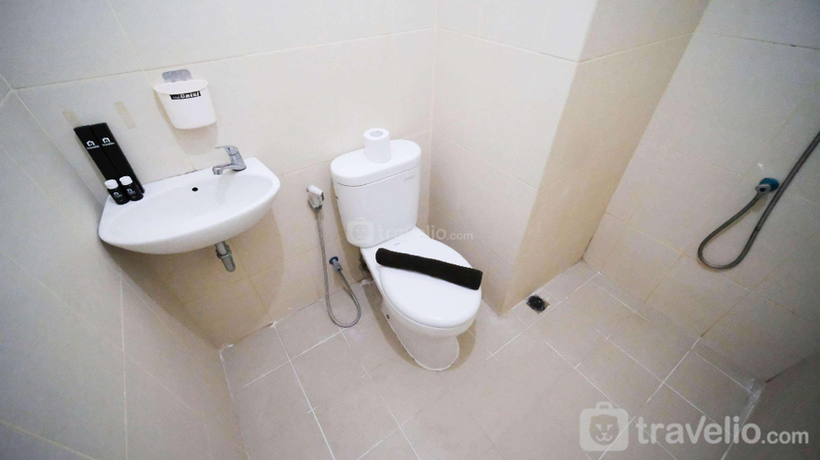 Bathroom 2, Cozy Living Studio at Bale Hinggil By Travelio, Surabaya
