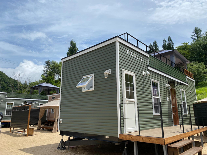 Exterior 24