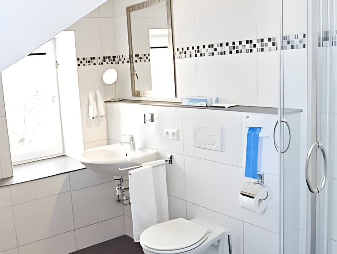Bathroom 3, Hotel Garni Ammergauer Hof, Garmisch-Partenkirchen