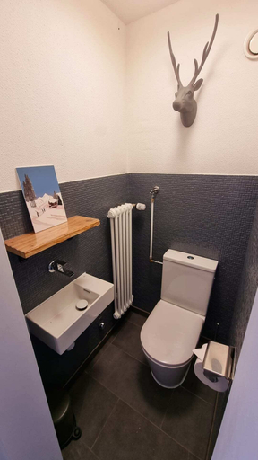 Bathroom, Hollandia, Raron