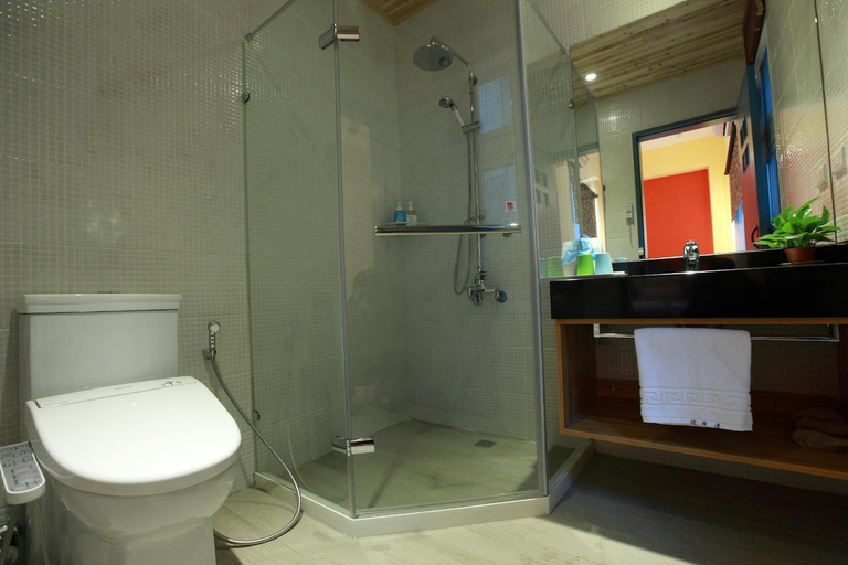 Bathroom 4, Leveeside House, Hualien