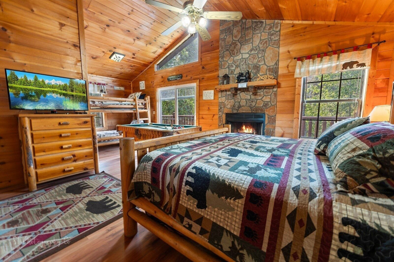 Bedroom 3, Paw Prints, Sevier