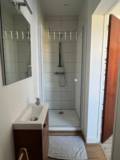 Bathroom 4, Hotel Restaurant La Tonnelle, Gironde