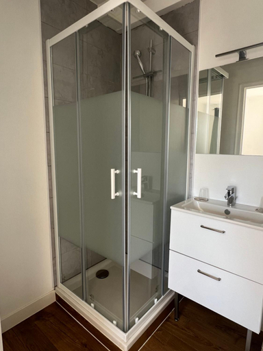 Bathroom 2, Hotel Restaurant La Tonnelle, Gironde