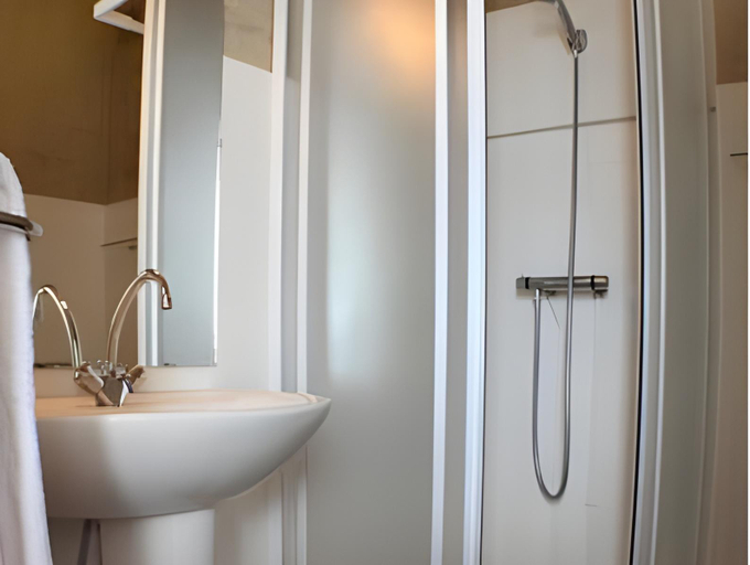 Bathroom 5, Hôtel de la plage Barcarès, Pyrénées-Orientales