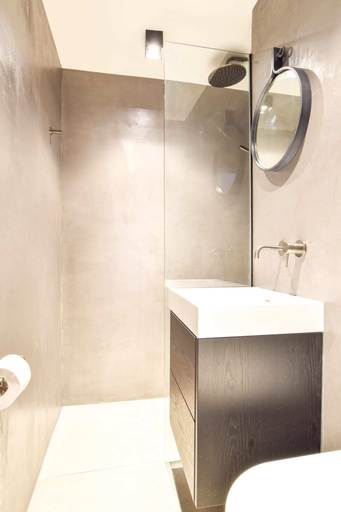 Bathroom 5, Hollandia 18, Raron