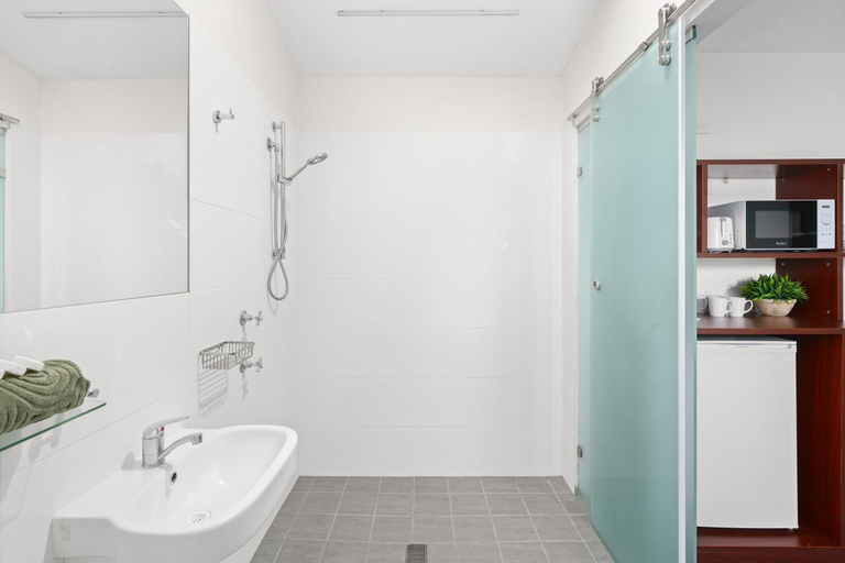 Bathroom 2, Grand Hotel and Studios, Wyong - South and West