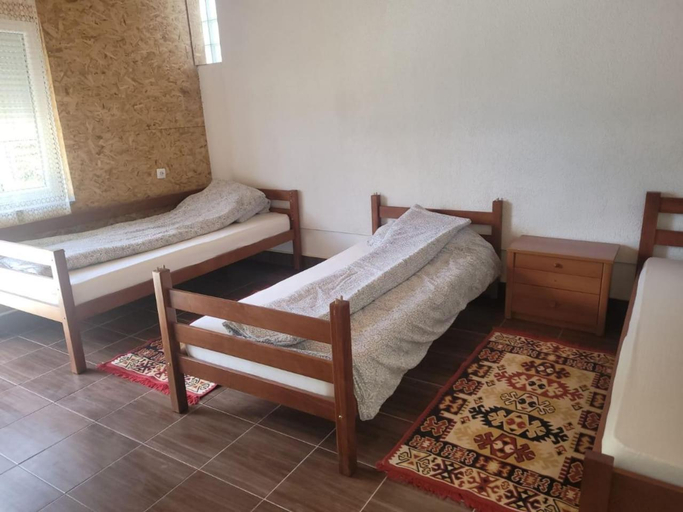 Bedroom 4, Lola Guest House