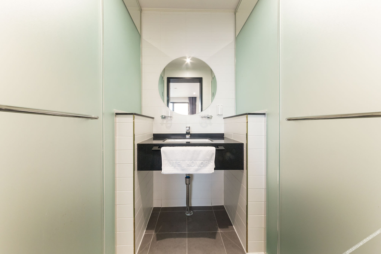 Bathroom 5, Osan Honors Hotel, Pyeongtaek