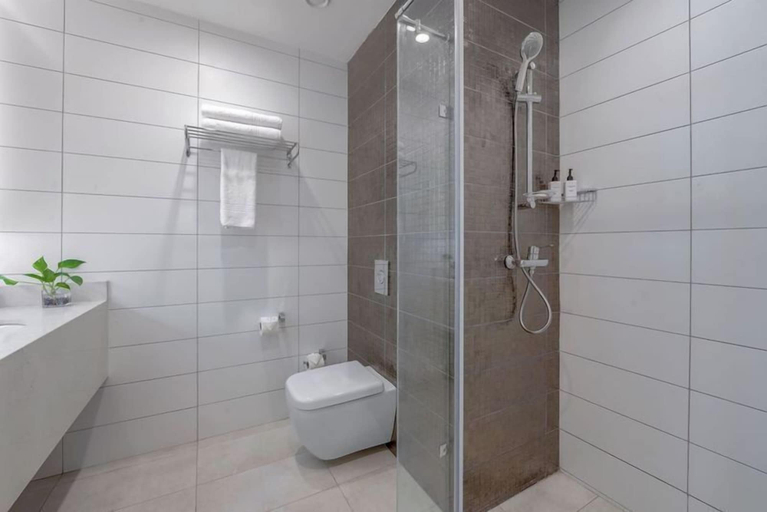 Bathroom 3, Eden Gardens Hotel, Accra