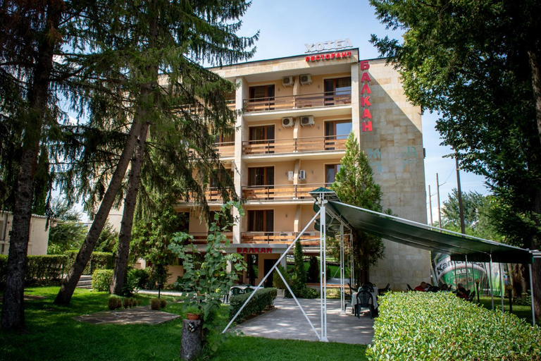 Exterior & Views