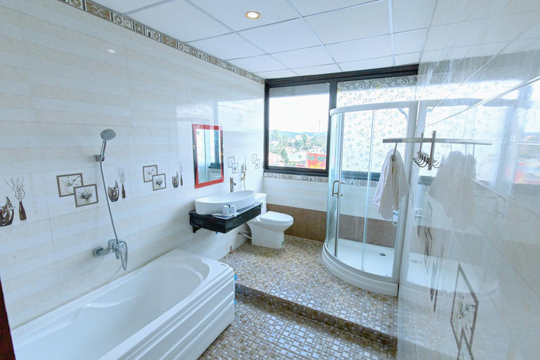 Bathroom, Hotel Sai Gon Dak Nong, Đăk Glong