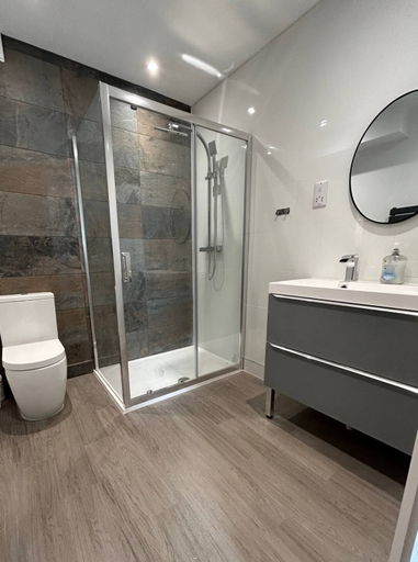 Bathroom, Stunning 2 BD Apartment in Cheltenham, Gloucestershire