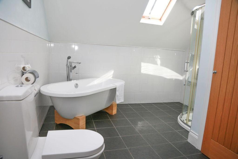 Bathroom 3, The Maypole at Wellow, Nottinghamshire