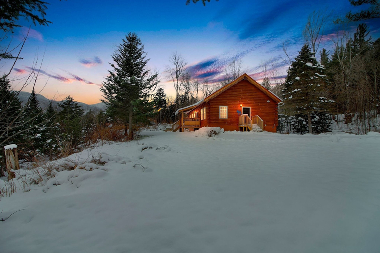 Modern Log Cabin With Skiing & Work-friendly Setup 3 Bedroom Home, Washington