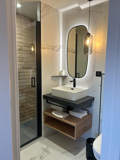 Bathroom 3, Le Sterenn, Finistère