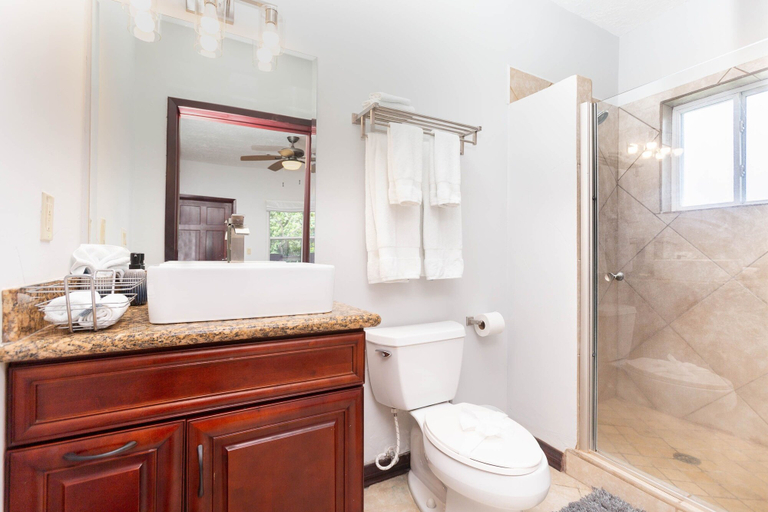 Bathroom 4, Villa Del Playa Penthouse #6, Roatán