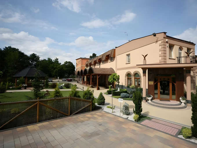 Exterior & Views