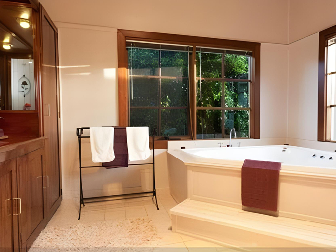 Bathroom 1, Cable Station Accommodation, Circular Head