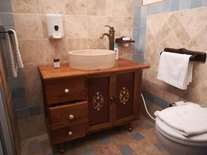 Bathroom 2, Pantorano rooms, Ascoli Piceno