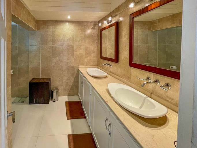 Bathroom 5, Beachcomber 3 Bedroom Home by Bluescape