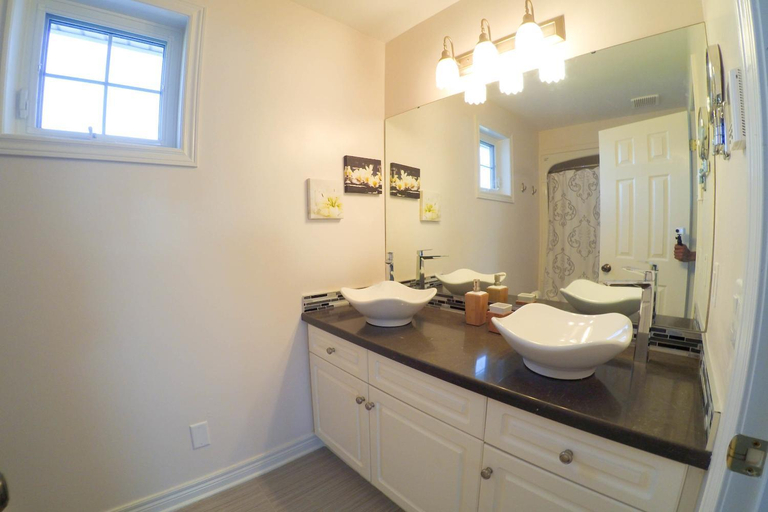 Bathroom 2, Blue Skies Bed & Breakfast, Niagara