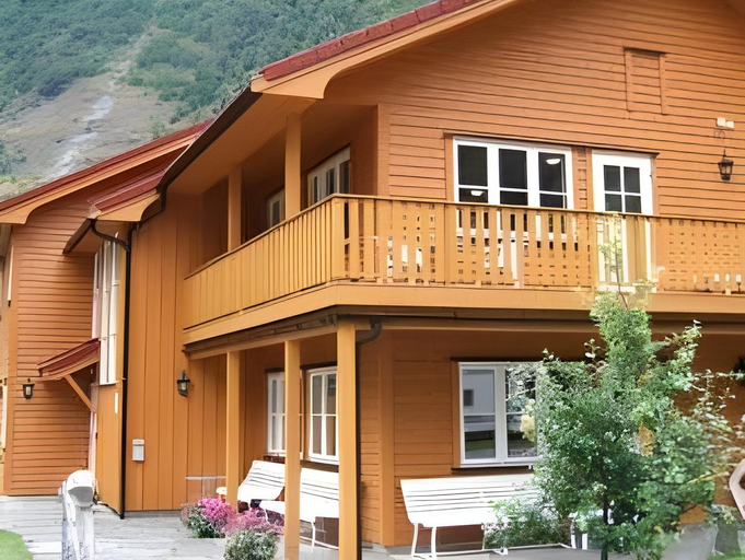 Exterior & Views