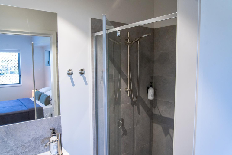 Bathroom 3, Mackay Adventure Lodge, Mackay - Pt A