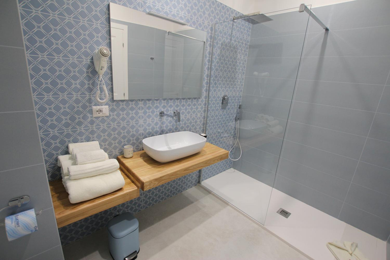 Bathroom 5, Hotel Lucia, Napoli