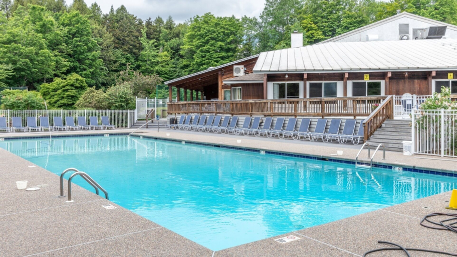 Sport & Beauty, Bridges Circle 2 Bedroom Condo by RedAwning, Washington
