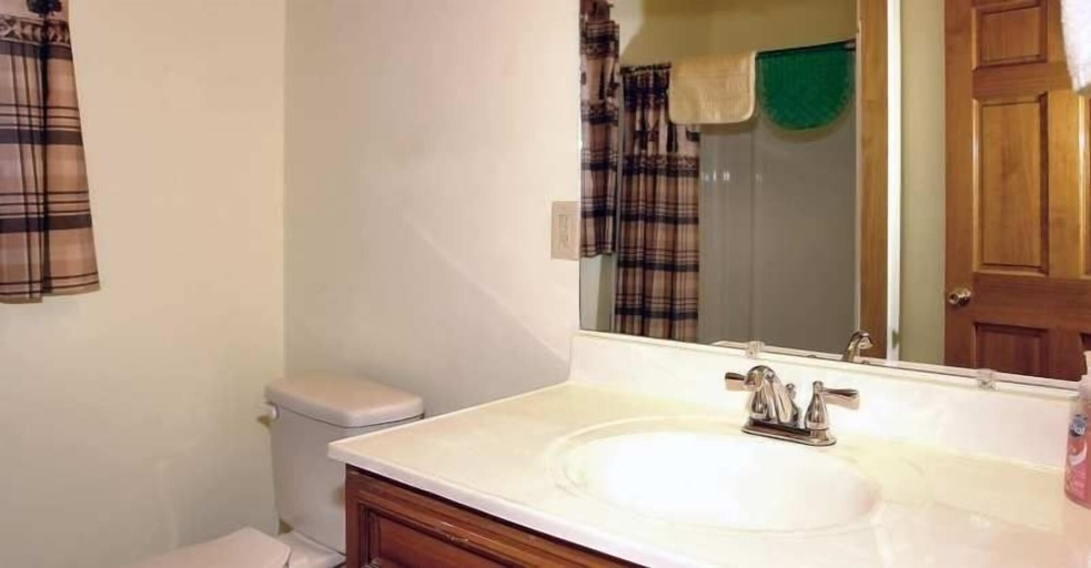Bathroom, Country - 2 Bedrooms, 1 Baths, Sleeps 6 Cabin by RedAwning, Cocke
