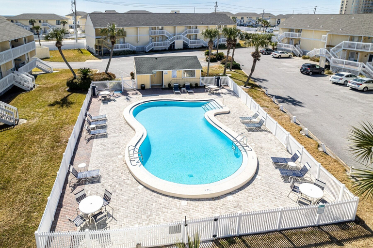 Sport & Beauty 5, SPC 1034 is a Pet Friendly 1 BR with Free Beach Service for 2! by RedAwning, Okaloosa